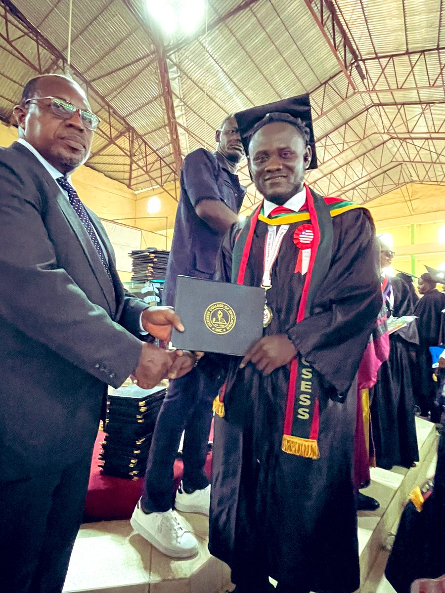 deb4lyf's tweet image. Congratulations 🎉🎊🍾🎈 to my brother on his achievement! We love ❤️ you baby boy.