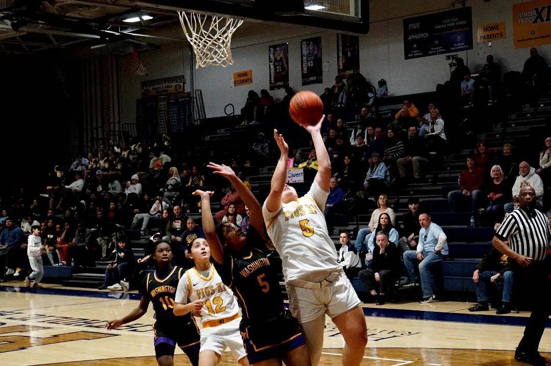 ProductionsW7's tweet photo. π·s of last night's @jollygoodsoda Player of the Game - Pius XI senior Amaya Bridgewater who made a big three pointer early and was a force in the post in the win over Milwaukee Washington! #rollpopes @ABridgewater05 @PXI_Athletics https://t.co/PSX72ArTfx
