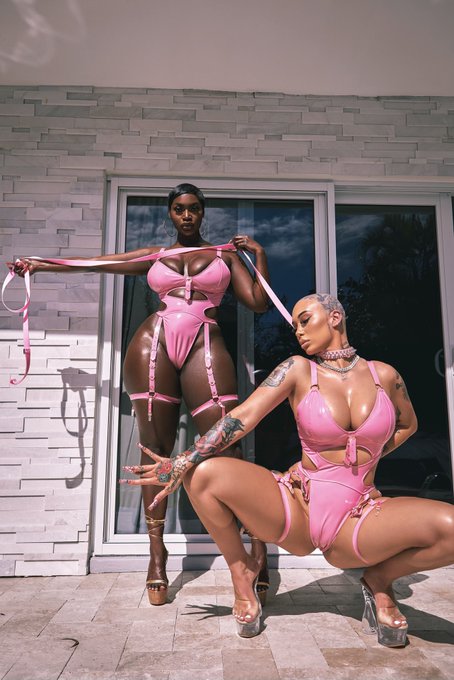 who let the dogzz out?🩷🐕 https://t.co/rnMG6BmUzc