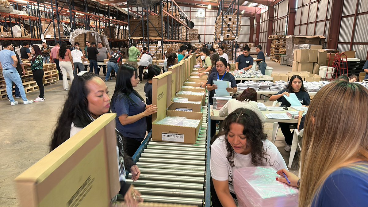El TSE a través de la Dirección de Organización Electoral (DOE), realiza el llenado de paquetes electorales que contiene los elementos que se utilizan para el desarrollo de las elecciones de concejos municipales y Parlamento Centroamericano el 3 de marzo próximo