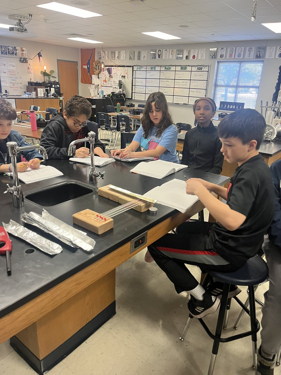 HenryHawksLISD's tweet image. Shoutout to our #hmsscience staff and students! @LeanderISD @BruceLISD stopped by to check out #hms6science and #hms7science in action. Stay tuned to hear and see more about #3dscience