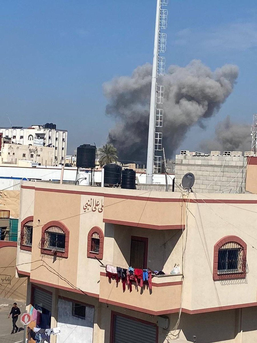 AbuAliEnglishB1's tweet photo. The Palestinians report 7 deaths in the attack on the house of the Yahya Shahin family on A-Dakhlia Street in the #Jenina neighborhood of #Rafah in the southern #Gaza Strip. https://t.co/mRI4eO7WK5
