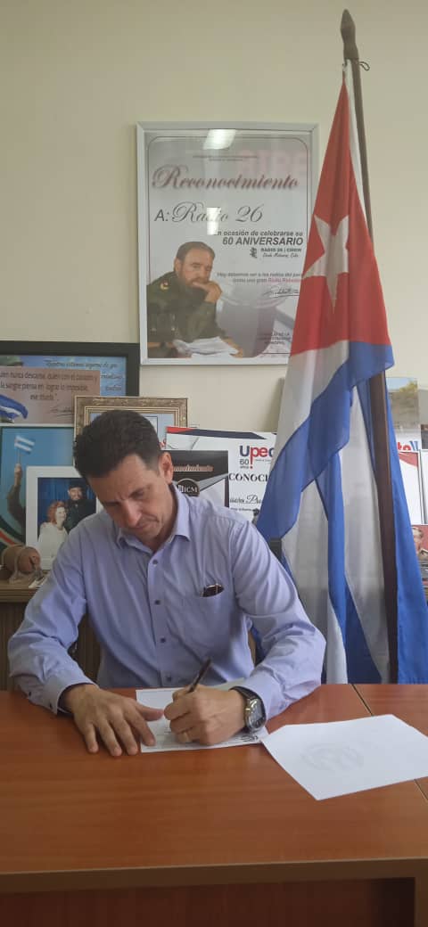 radio26cu's tweet photo. @radiounion @rcbandera @SuselyMorfaG @RPolancoF @PresidenciaCuba @DiazCanelB @PartidoPCC @gpppmatanzas @odacuba @MatanzasArtex1 @matanzas_ujc @EtecsaMatanzas @Agrofor2Empresa @EmpresaMontaje @nastia_lopez @chaple_imbert #Radio26| #Matanzas 

📻🎙️El compromiso de nuestros dirigentes también fue reafirmado con la firma del Código  de Ética de los Cuadros de la #RevolucionCubana en la gran casa de la familia radial matancera.

@RPolancoF @alfonso_noya @YuzaimaCardona @RamonGomezMedi4 @SuselyMorfaG https://t.co/vTV6bopwHF