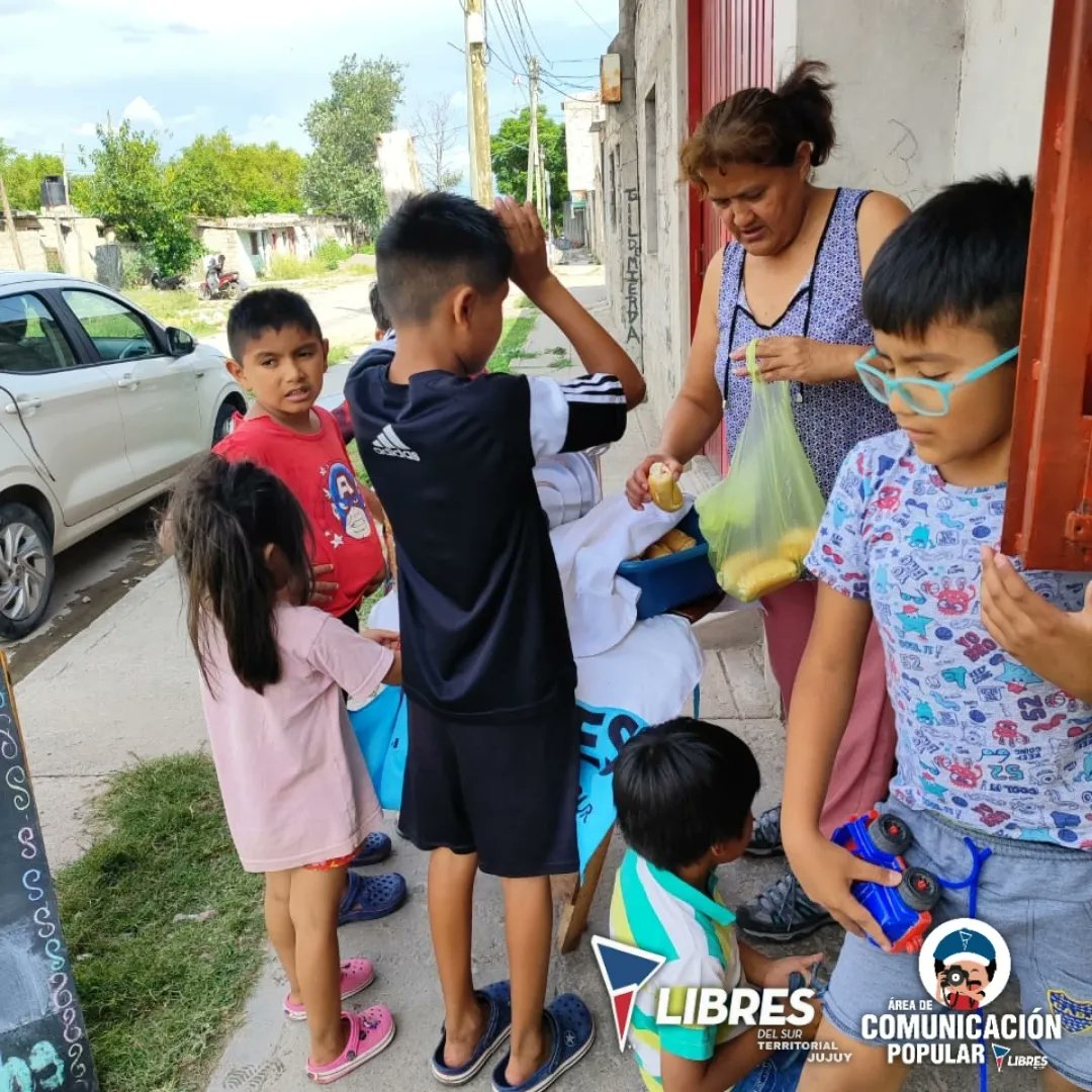 LibresDelSurJuy's tweet photo. ¡En el corazón del Barrio El Chingo, el Merendero Pequeños Gigantes sigue alegrando los días de nuestros pequeños!
🌟 Los compañeros del merendero compartieron una reconfortante merienda con los niños, creando momentos llenos de sonrisas y calidez.
#LibresDeSur #Jujuy https://t.co/wHLsQR2cl1