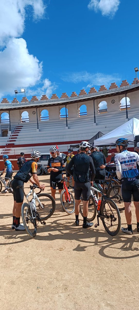 Terminada la Marxa de L’Àguila de Segària Clara Santamaría, presidenta de la comisión de cicloturismo FCCV, ha impuesto el maillot del ranking de cicloturismo a Juan Fornet y Encarna Cardona como primeros veteranos y Borja Domínguez y Alicia Margalejo como primeros jóvenes. 

El