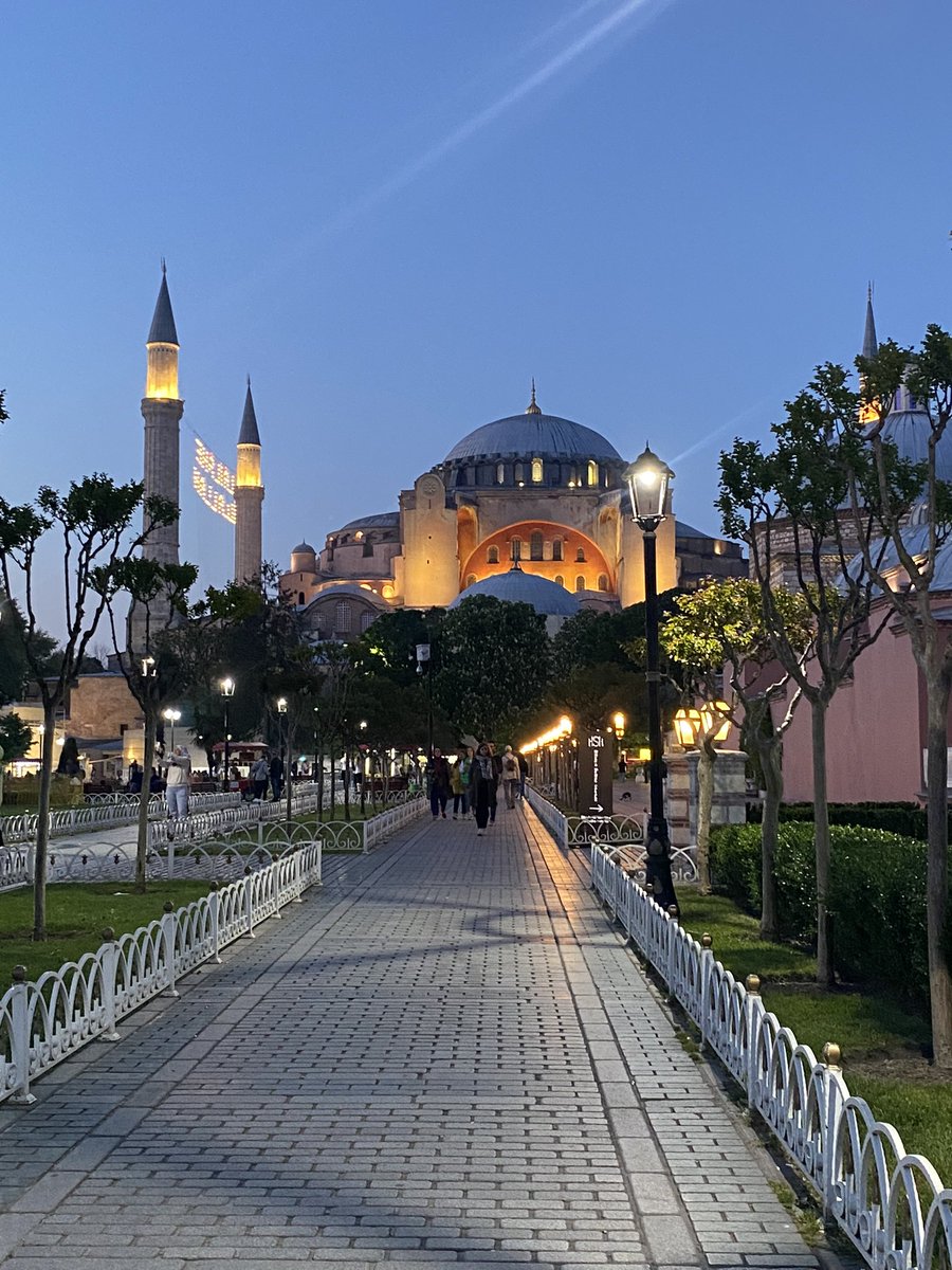 Berât Kandilimiz kutlu ve mübârek olsun.  Rabbim Türk ve İslâm Dünyası'nın birlik, dirlik ve beraberliğini görmeyi bizlere nasip eylesin İnşaAllah.