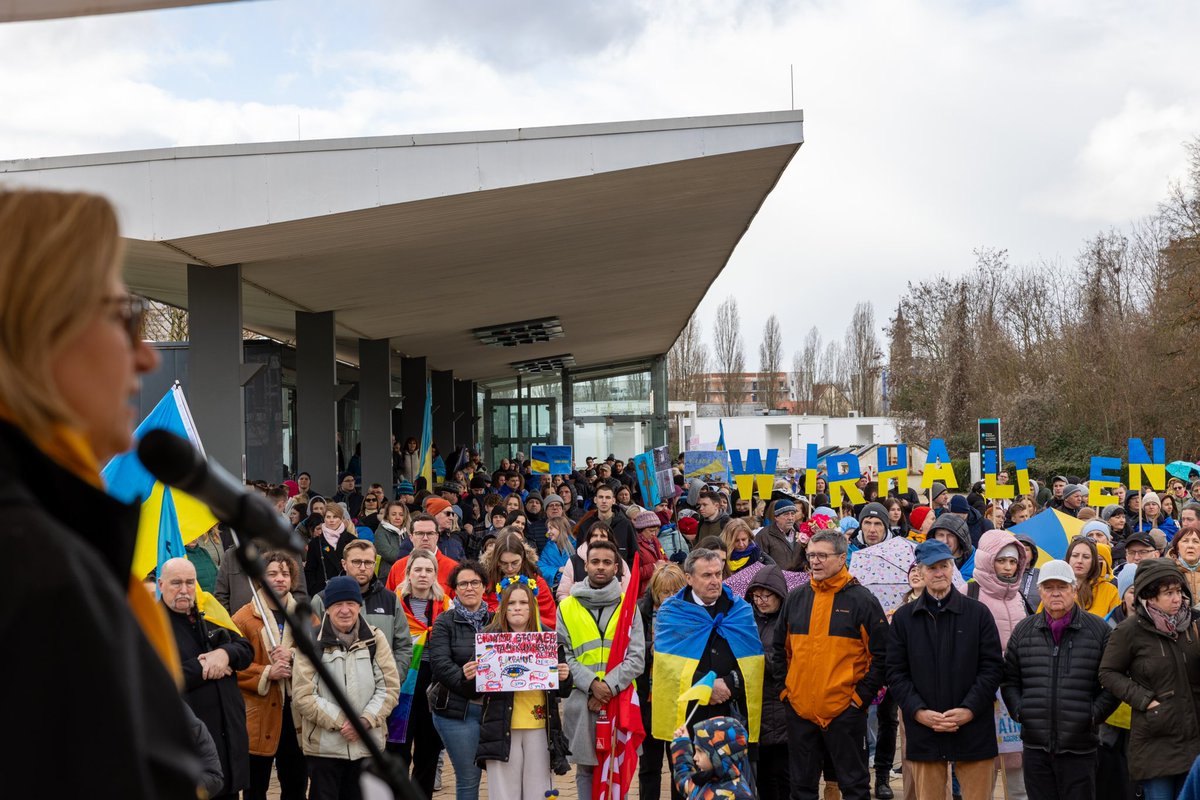 Mit dem russischen Angriffskrieg gegen die Ukraine erlebte Europa vor genau 2️⃣ Jahren eine Zeitenwende. Anlässlich des Jahrestages nahm Ministerpräsidentin @AnkeRehlinger heute an der Kundgebung der Ukraine Freunde Saar in Saarbrücken teil. Motto: „Wir halten zusammen'. #Ukraine