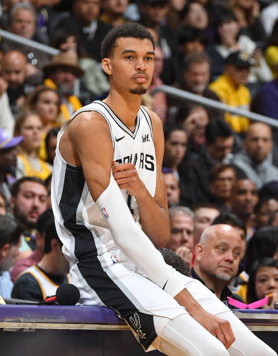 TheDunkCentral's tweet photo. Victor Wembanyama over his last 4 games: 

24.8 PPG
11.5 RPG
5.5 APG
5.8 BPG
3.3 SPG
49% FG

In only 29.6 minutes per game…🤯 https://t.co/TzCt4QVze0