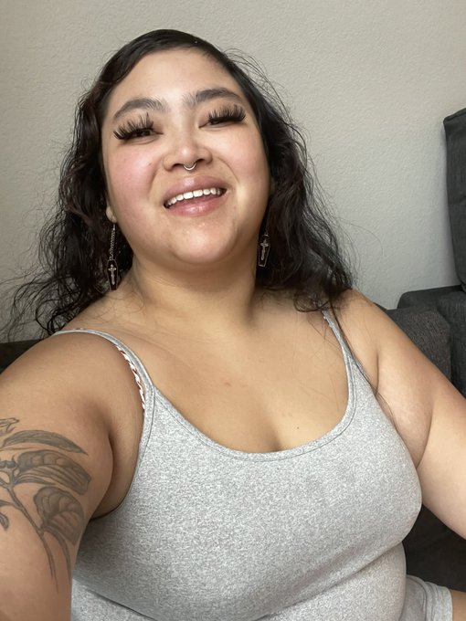 Officially moved to Sin City y&rsquo;all. Cum join the first live in the new place!!! 😈  https://t.co/9wMIPtqYp1