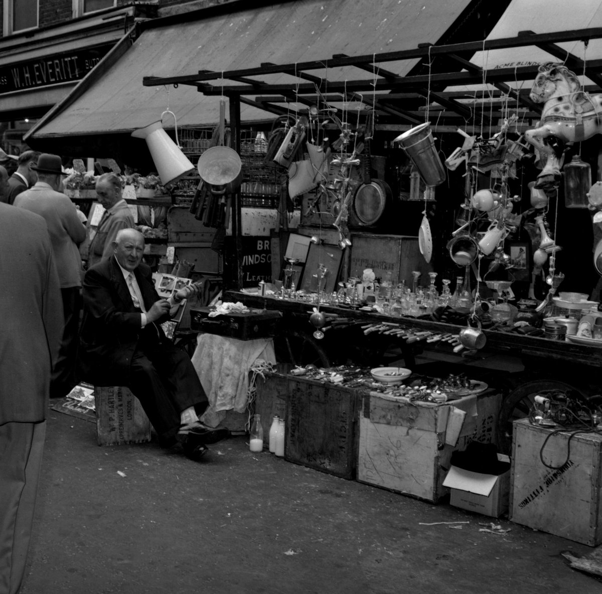 Photographer Derek Brook has a wander down Leather Lane Market in the mid-1960s. From his wonderful #archive @BishopsgateInst #London #photography #streetphotography