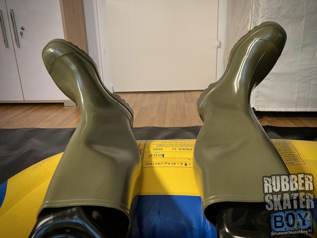 RubberSkaterBoy's tweet photo. Good evening 🖤💚

Wanna lick my green Nora Anton wellies and worship the bulge inside my industrial rubber? 😋🥵

👍 YES = RT 👍

#gayfetish #gaykink #gayrubber #gaylatex #latex #rubbermen #rubberslave #rubberdrone #rubbergimp #rubber #rubberboots #wellies #gearfetish #gearhead https://t.co/TQUY5OYc3t