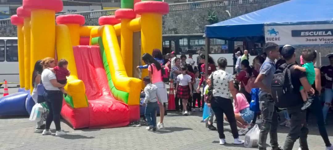 #EnFotos📸 ¡Alegría y recreación en la Plaza Bolívar de #Petare!🎈🛝🙌🏻
Niños, jóvenes y adultos disfrutan de colchones inflables, pinta caritas, escuela de chef, artesanías, juegos tradicionales y muchas más atenciones para los vecinos del Municipio #UniónSoberaníaYBienestar