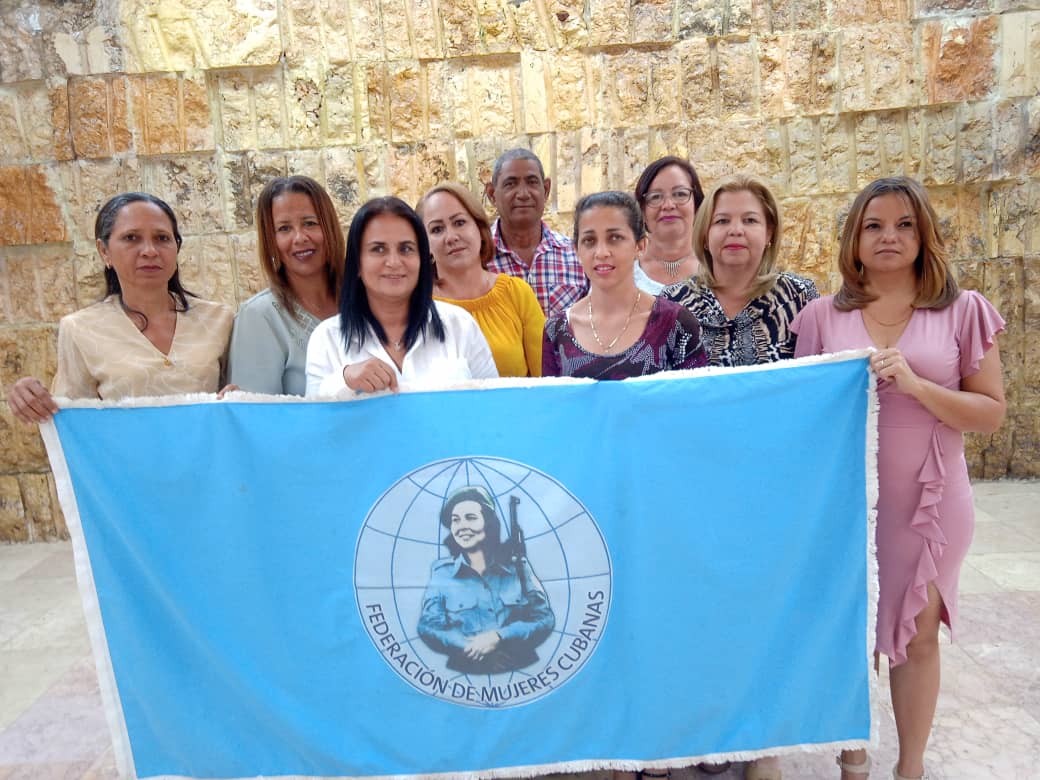 Con el patriotismo y el compromiso de los compatriotas de aquel 24 de febrero de 1895, firmamos el Código de Ética de los cuadros de la Revolución. #MujeresEnRevolución