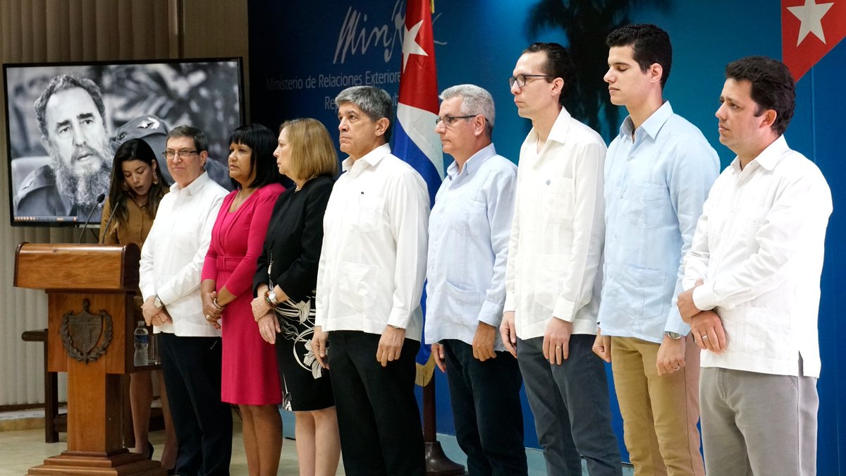 BrunoRguezP's tweet photo. Directivos de @Cubaminrex firmamos hoy Código de Ética de los Cuadros de la Revolución Cubana.

Reafirmamos compromiso con el pueblo de #Cuba y ser ejemplos de legalidad, integridad y transparencia, en defensa del socialismo y la Patria. https://t.co/orq8OardZr