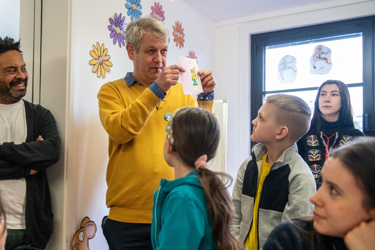 As we mark 2 yrs since the invasion of Ukraine, illustrators Axel Scheffler and @kenwilsonmax from our Kind series joined children at @StMarysUkrSch (picture credit) to show solidarity and make oberih - 'items that protect' - for Ukrainian combat medics with @SolidarityUKR