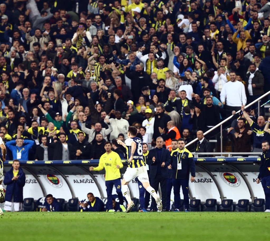 casinomilyontr's tweet photo. MS | #Fenerbahçe 2-1 #Kasımpaşa

⚽ 58' #Porozo
⚽ 64' #MertHakan
⚽ 90+5' #Batshuayi

#FBvKAS #FenerinMaçıVar #dzeko #tadic #fred #hakem #kırmızıkart #ofsayt #SüperLig #FBvKSP #penaltı https://t.co/WmzxyJlPAx