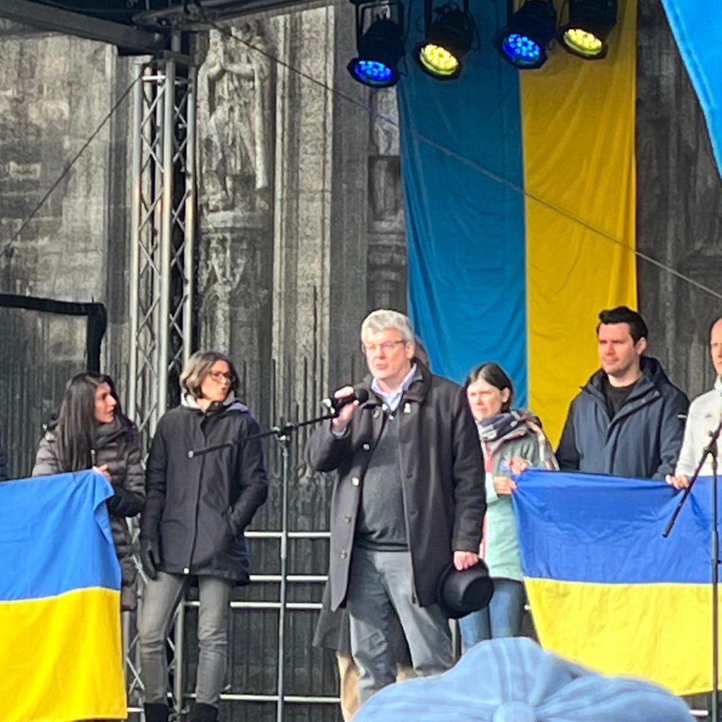 HoubenReinhard's tweet photo. Seit zehn Jahren führt Russland gegen die Ukraine einen brutalen Angriffskrieg und wir als deutsche Gesellschaft müssen demütig feststellen, dass wir die ersten acht Jahre nicht hingeschaut haben. 

Daraus erwächst für uns die moralische Pflicht nun dafür zu sorgen, dass die Ukraine sich zur Wehr setzen kann.

Mittlerweile ist Deutschland der zweitgrößte Unterstützer der Ukraine in ihrem Kampf. Wir leisten finanzielle, humanitäre aber auch militärische Unterstützung. Entscheidend ist, dass dies auch so bleibt. 

Die politischen Ränder würden die Ukraine an Putin am liebsten ausliefern. Es ist daher von zentraler Bedeutung, dass wir langfristig aus der demokratischen Mitte heraus diese Unterstützung absichern und Parteipolitik hinten anstellen. 

Der Angriff auf die Ukraine gilt auch uns und unserer Werteordnung. Wir dürfen die Fehler der Vergangenheit nicht wiederholen und versuchen mit jemandem zu verhandeln, der gar nicht verhandeln möchte. Daher müssen wir die Ukraine in die Lage versetzen sich zur Wehr zu setzen. 

#SlavaUkraini