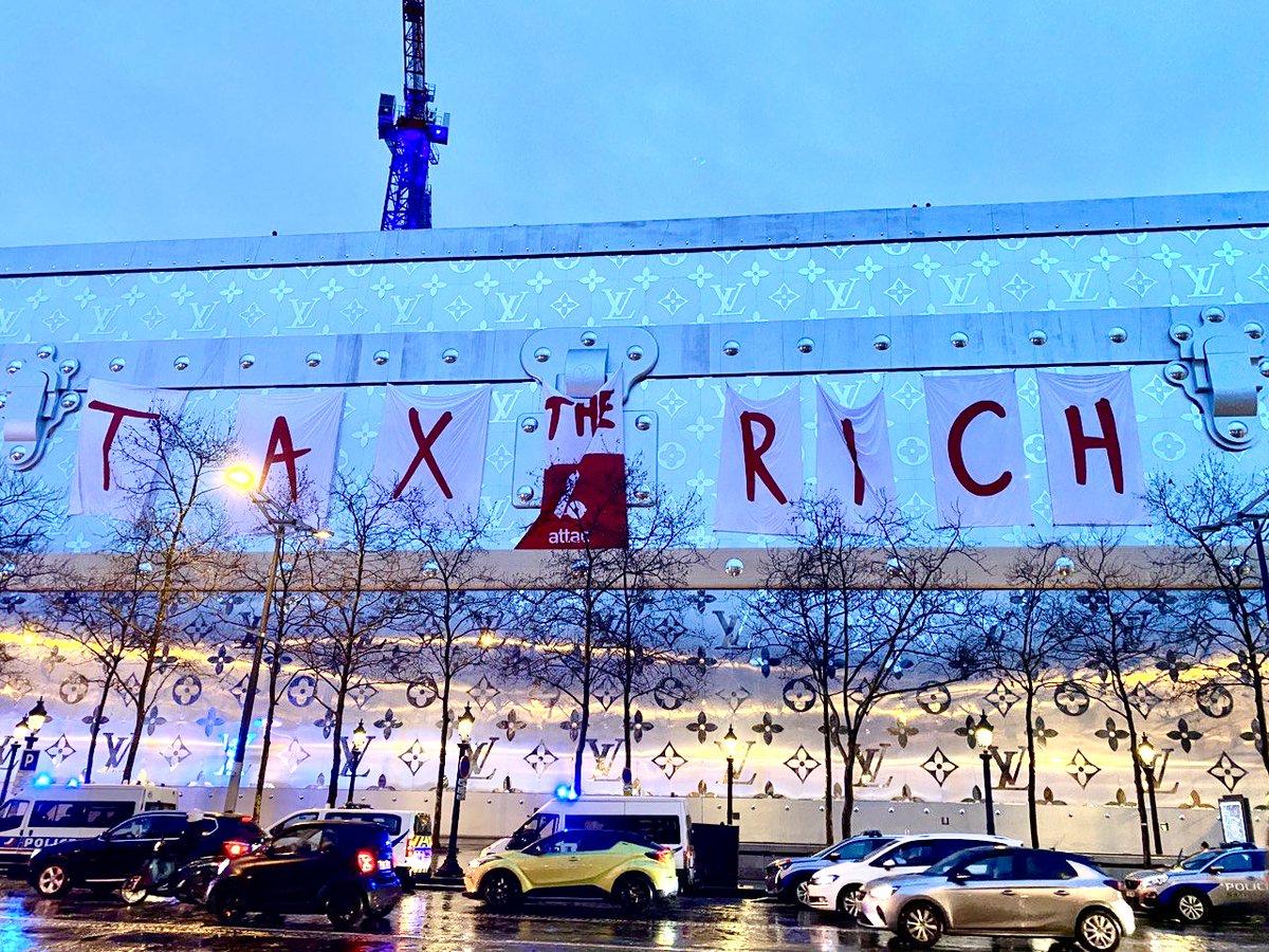 🔥 [ACTION EN COURS] TAX THE RICH

Attac déploie une banderole géante sur la façade du futur hôtel LVMH de Bernard Arnault en référence à l’enrichissement indécent des milliardaires et pour rappeler qu’une politique de justice fiscale est possible et nécessaire.