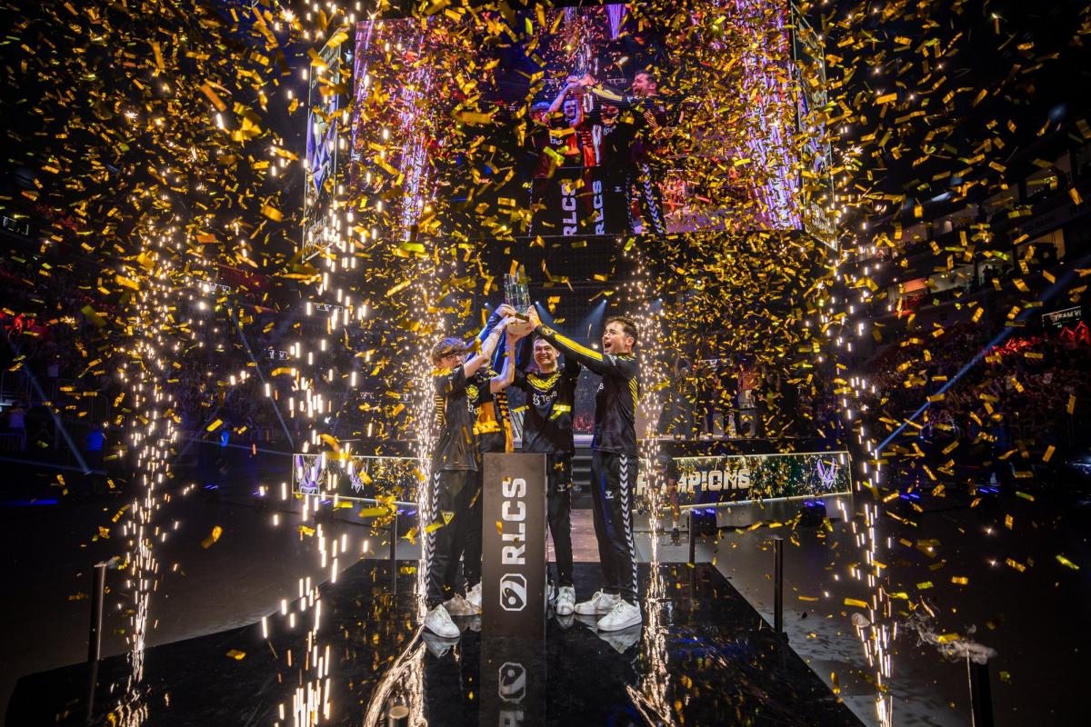 KniferCSGO's tweet photo. @VulqiumV9 @TeamVitality @KarmineCorp une photo vaut mille mots 🤫, reviens me parler quand ton petit club aura 1/10 du parlamares de vita https://t.co/AzzZ7hwUBa