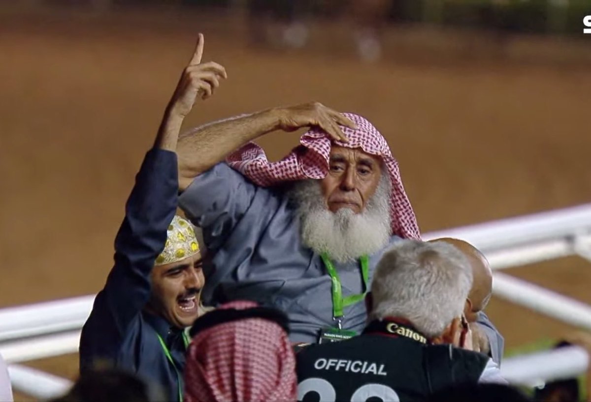 Adromefixyz's tweet photo. الحاجه اللي تبرطم بالحجاج الضحوك 
يقلط لها شايب عند الملاقا صبي 🇸🇦🤍

#كأس_السعودية https://t.co/qAFUrVWRur