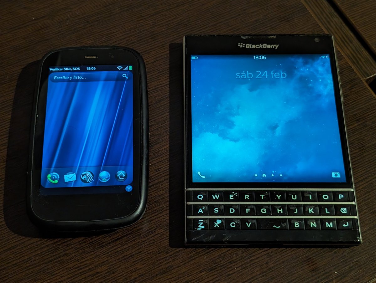 Ayoras78's tweet image. Como cada mes, toca carga para que la batería aguante el mayor tiempo posible. Mis queridas Palm Prē 3 y BlackBerry Passport #webOS #BlackBerry10