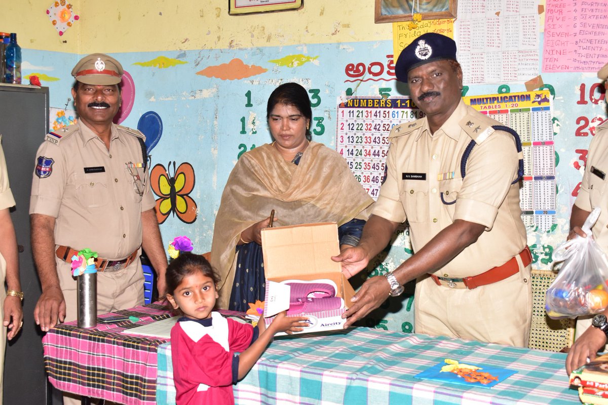 As part of community policing, 10th Battalion TSSP personnel visited an orphanage in Gadwal today. Dictionaries, charts, books, dining tables, shoes, pens, pencils, fruits and biscuits were distributed by Shri NV Sambaiah, 10th Battalion Commandant TSSP.
#JogulambaGadwal
#TSSP