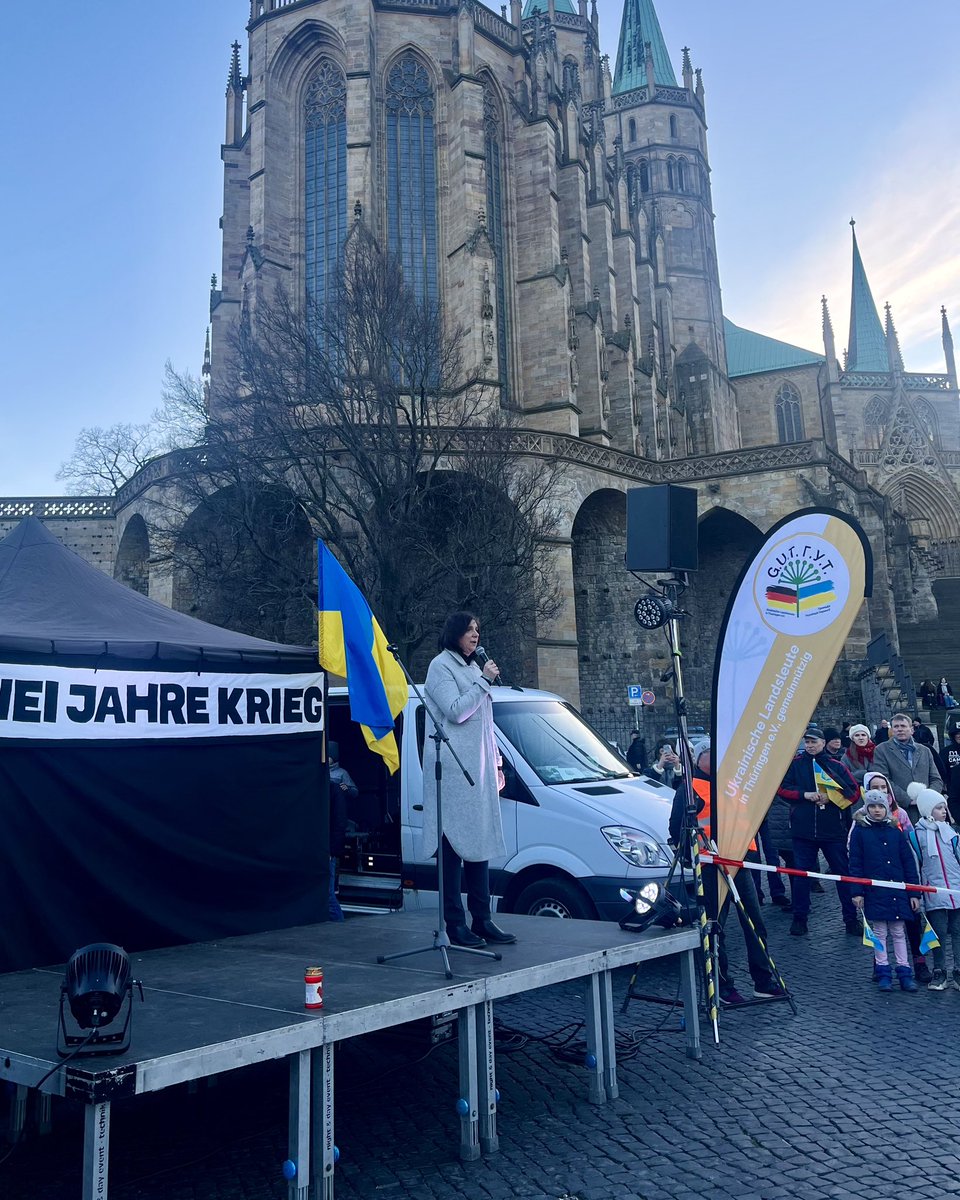 GoeringEckardt's tweet photo. We #StandWithUkraine! Das galt vor zwei Jahren, das gilt heute und gilt auch morgen. Denn die Ukraine gehört zu #Europa. Sie verteidigt auch unsere Sicherheit.

Danke an alle, die heute in Erfurt und an vielen anderen Orten ein starkes Zeichen der Solidarität gesetzt haben! https://t.co/K441jKZKAU