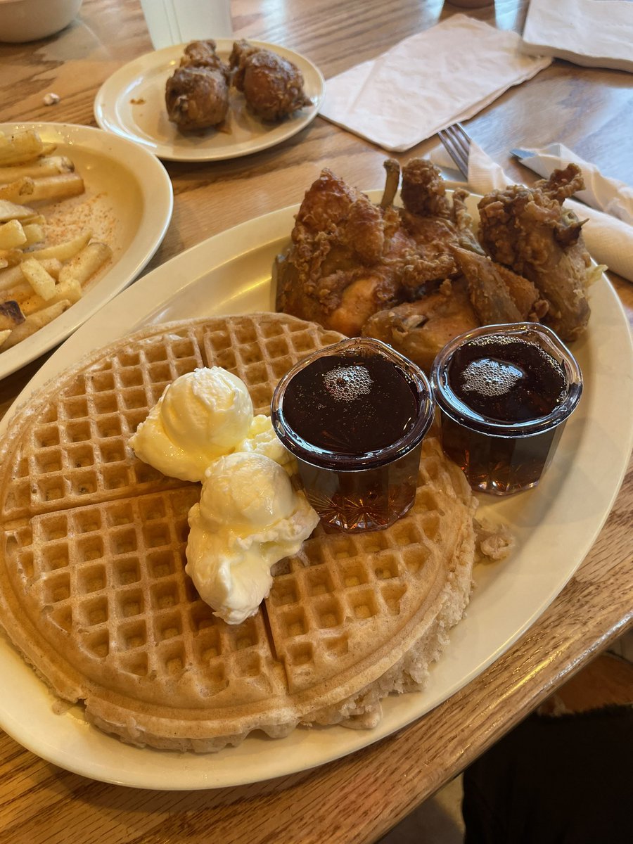KINGVERS_1's tweet photo. GM! 😮💨🤤 #roscoes #chicken&waffles https://t.co/gF1uG2MrJM