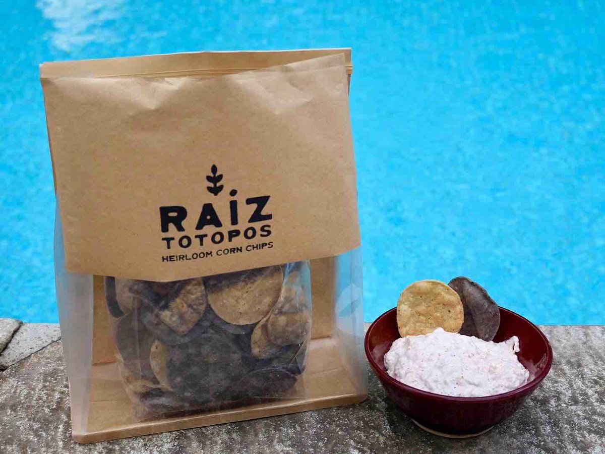 farmlovers's tweet image. New snack onsession!! @raiztortillas new chips, or #totopos made from their fresh corn tortilla recipe, paired with @daseafoodcartel blue crab dip. Creamy x Crunchy FTW! Find them both at our Saturday Kakaako market &amp;amp; Sunday Kailua market from 8-12!