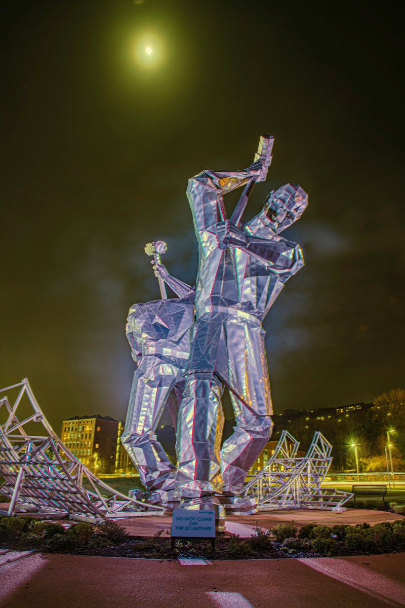 The Shipbuilders of Port Glasgow sculpture at Coronation Park.

Thanks to @gregoreroach for the photo.

discoverinverclyde.com

#DiscoverInverclyde #DiscoverPortGlasgow #PortGlasgow #Scotland #ScotlandIsCalling #VisitScotland  #ScotlandIsNow