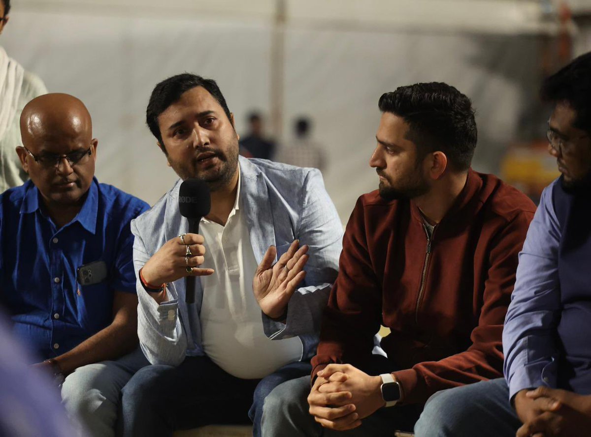 ProfCong's tweet image. Congress Leader Shri. @RahulGandhi met with a group of IT and consultancy professionals from companies like Google, KPMG and Deloitte today. 

They travelled from various states across the country to join the Bharat Jodo Nyay Yatra and meet with Mr. Gandhi. 

During the 45 minute