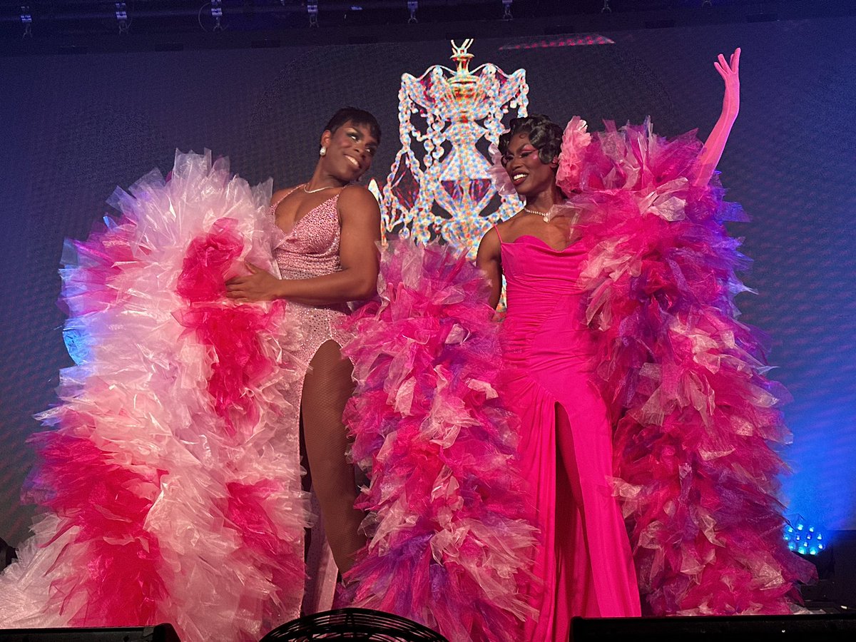 pettingcutedogs's tweet photo. OLD MACDONALD HAD A FARM 🐮🐷🐔 GET TICKETS TO THE LOVE BALL IF YOU HAVEN’T ALREADY LOOK AT THEM!!! @SheaCoulee @monetxchange https://t.co/RMJVlqI8e4