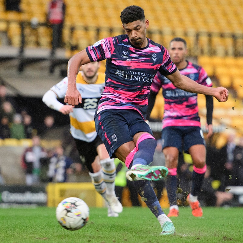 LincolnCity_FC's tweet photo. ๐ฅ Two in two for Joe Taylor, with Reeco Hackett finishing things off from the penalty spot.
Catch up with all the action from Vale Park through our match gallery! โคต๏ธ
#WeAreImps | #PVALIN