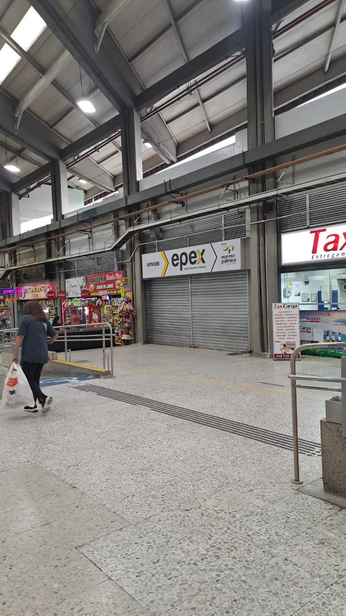 Sebas9307's tweet photo. @ExpresoPalmira señores lamentable que le reciban a uno un paquete hoy sábado para entregar urgente hoy mismo. En la oficina de Cali le dicen que le entregan entre 6 y 8pm y cuando uno llega se encuentra la oficina de Pereira cerrada. Ahí que? https://t.co/4FcEo8VnD4