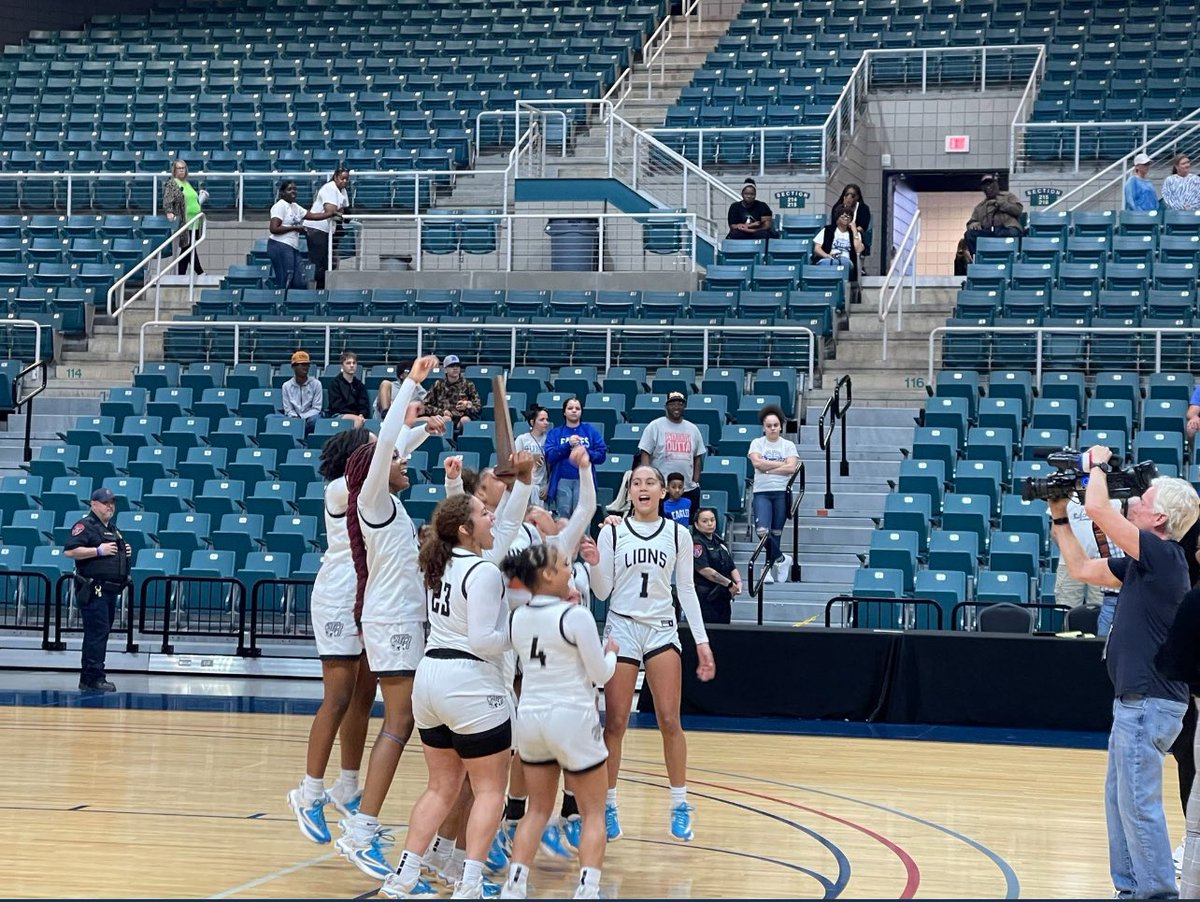 Atascocita_GBB's tweet image. PACK YOUR BAGS LIONS ! 

San Antonio get ready, The Den is pulling up! 

Lady Lions advance after clinching the UIL 5A Girls Basketball Region III Championship