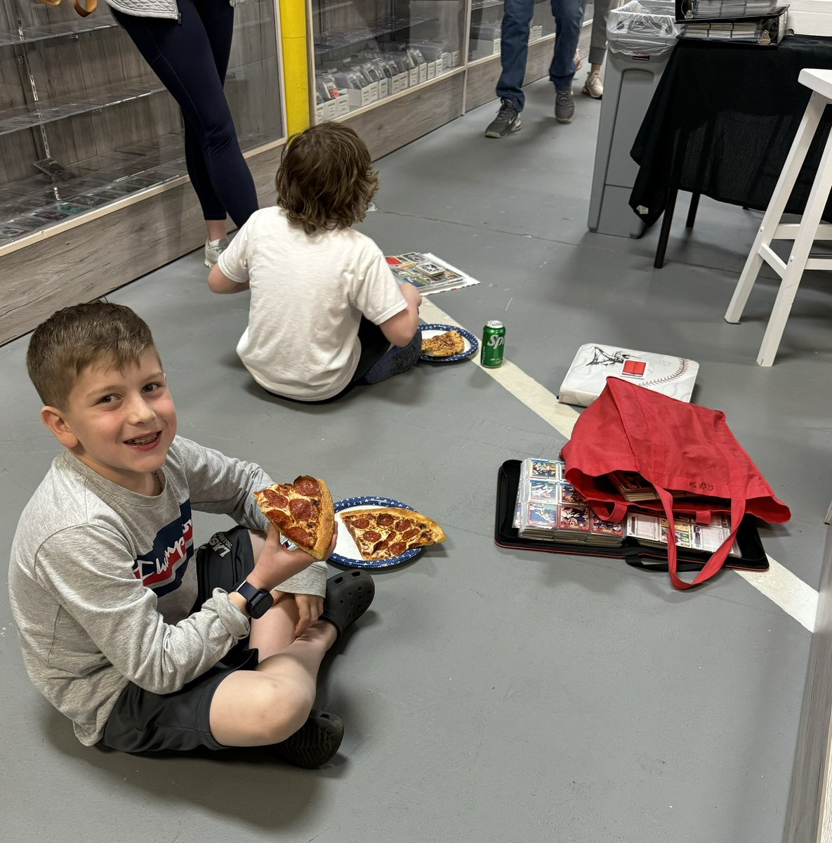 #ToppsRipNight can be exhausting! And while we have plenty of seats available, sometimes you just gotta grab a spot on the floor and enjoy some pizza!

#Topps