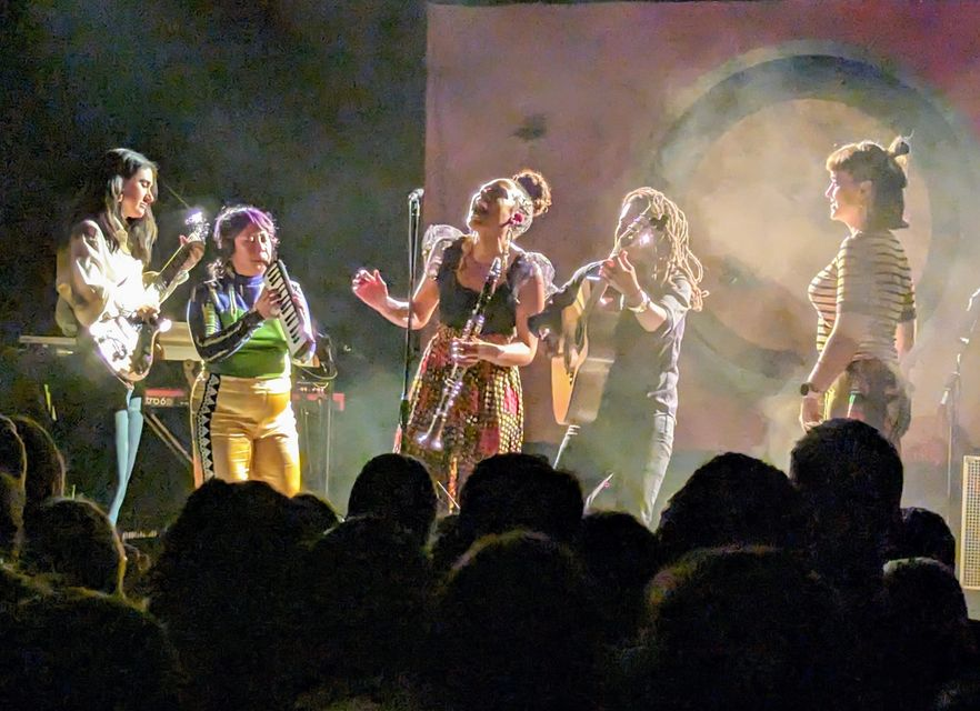 dselkirk's tweet photo. @outsidechild13 @_aysanabee_ @lilelenna @ganessajames @CaoideBarra Last night was so lovely https://t.co/dYiYf8EqJf