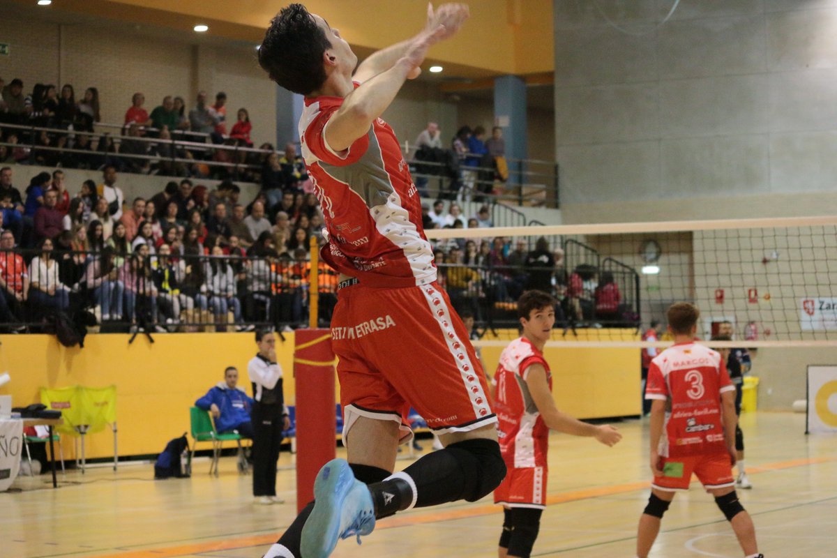 El @ClubVoleibolZGZ @AIndescar se impone 3-0 al @cdcisnerosalter de Tenerife y se aupa a la 4º posición de la Superliga 2. El equipo maño, logra una valiosa vistoria que le aleja, casi definitivamente del descenso y le hace soñar el asalto a la parte noble de la tabla.