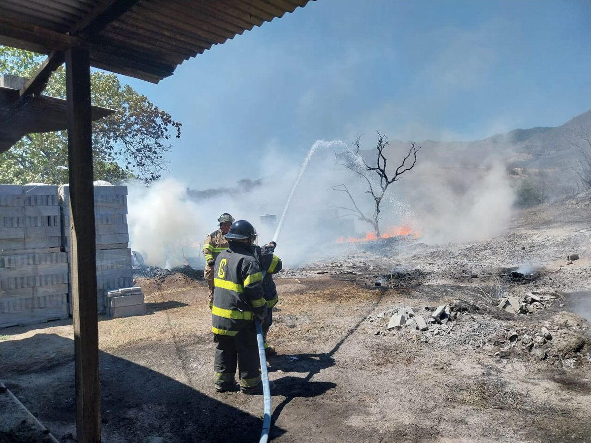 Una bodega donde se almacenaban tarimas fue consumida por un incendio, el cual se propagó a el área boscosa, con agua a presión se control el fuego; el siniestro se registró en el kilómetro 82 ruta al Atlántico. 
#CVBalServicio