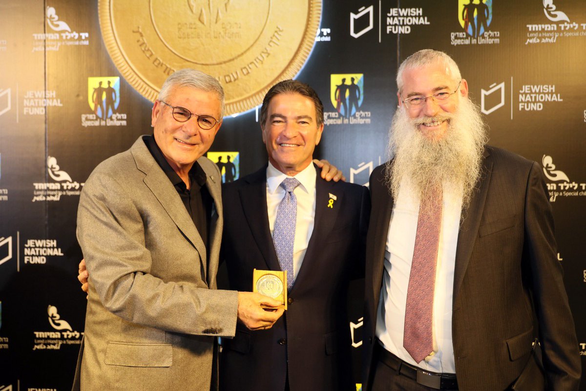באירוע השנתי שערכה אמש עמותת "יד לילד המיוחד" לידידי העמותה, העניקו היו"ר אלוף במיל' גבי אופיר והמנכ"ל הרב מנדי בליניצקי, את מדליית הזהב לנשיא העמותה, ראש המוסד לשעבר, יוסי כהן.