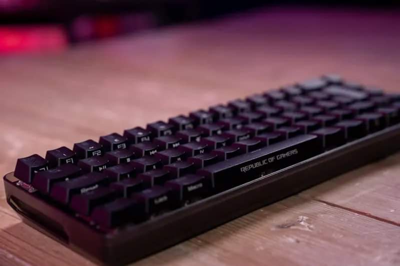 ROGMorelia's tweet photo. Ahorra espacio en tu setup con un teclado de 68 teclas 🎮
Te presentamos el #ROG Falchion 🪛
Diseño compacto con panel táctil interactivo con carcasa protectora de viaje y stiches Cherry MX.
Consigue el tuyo aquí: https://t.co/aoWoez42v7
#ROGMX https://t.co/9FnZgPDZB1