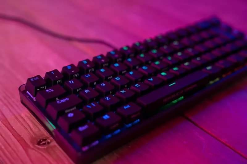 ROGMorelia's tweet photo. Ahorra espacio en tu setup con un teclado de 68 teclas 🎮
Te presentamos el #ROG Falchion 🪛
Diseño compacto con panel táctil interactivo con carcasa protectora de viaje y stiches Cherry MX.
Consigue el tuyo aquí: https://t.co/aoWoez42v7
#ROGMX https://t.co/9FnZgPDZB1