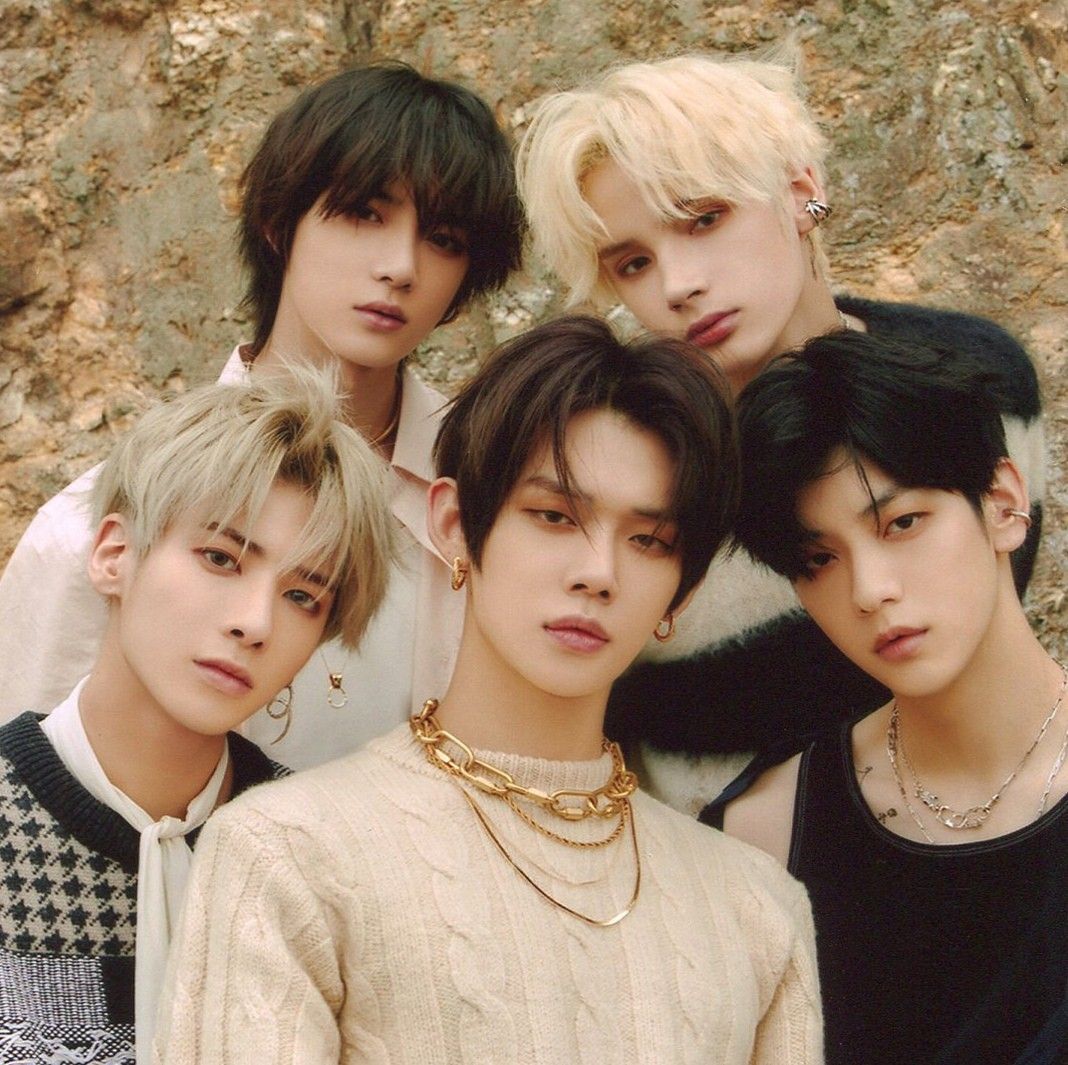 lostbeomjun's tweet image. txt au - lost
suspense au

Após seguirem suas vidas, os 5 amigos pensaram que nunca mais lidariam com caos e medo novamente. Mas anos depois do sequestro de beomgyu e a resolução do caso, coisas estranhas voltam a acontecer.

— Você tem 1 nova mensagem!
...  [x] ver  [  ] apagar