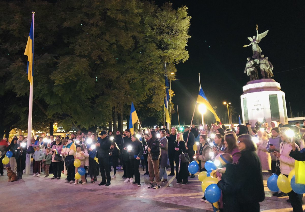 🔵🟡 L’Hôtel de Ville aux couleurs, ce soir, de l’#Ukraine pour rendre hommage aux victimes de la guerre, en présence de nombreuses familles ukrainiennes accueillies depuis 2 ans à #Cannes.