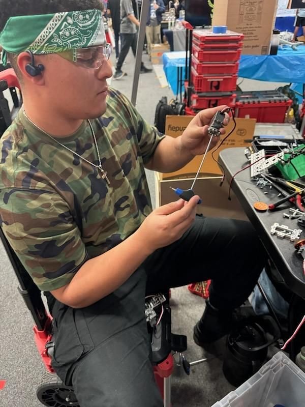 KadenCastillo6's tweet photo. Robotics competition this morning.
#studentathlete #buildingmyfuture
Thank you @GreenhillSchool for helping me discover my hidden talent.
#itsmorethanjustfootball
#BuildtheHill
@Greenhill_FB @Coachzoo @CoachMo2022 @CoachDiedrick
@TXPSMedia https://t.co/Qffnxjm7SD