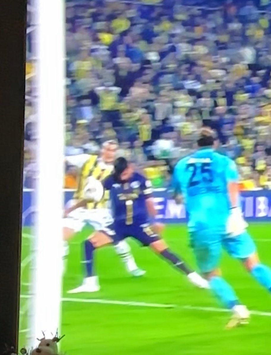 #SONDAKİKA (penaltı pozisyonu)

Fırat Aydınus: “Topun ele çarptıktan sonra bir sekmesini, bir kırılmasını gördük. O bombenin koldan olduğu kale arkası çekiminden anlaşılıyor. Pozisyonun penaltı olduğunu düşünüyorum.“