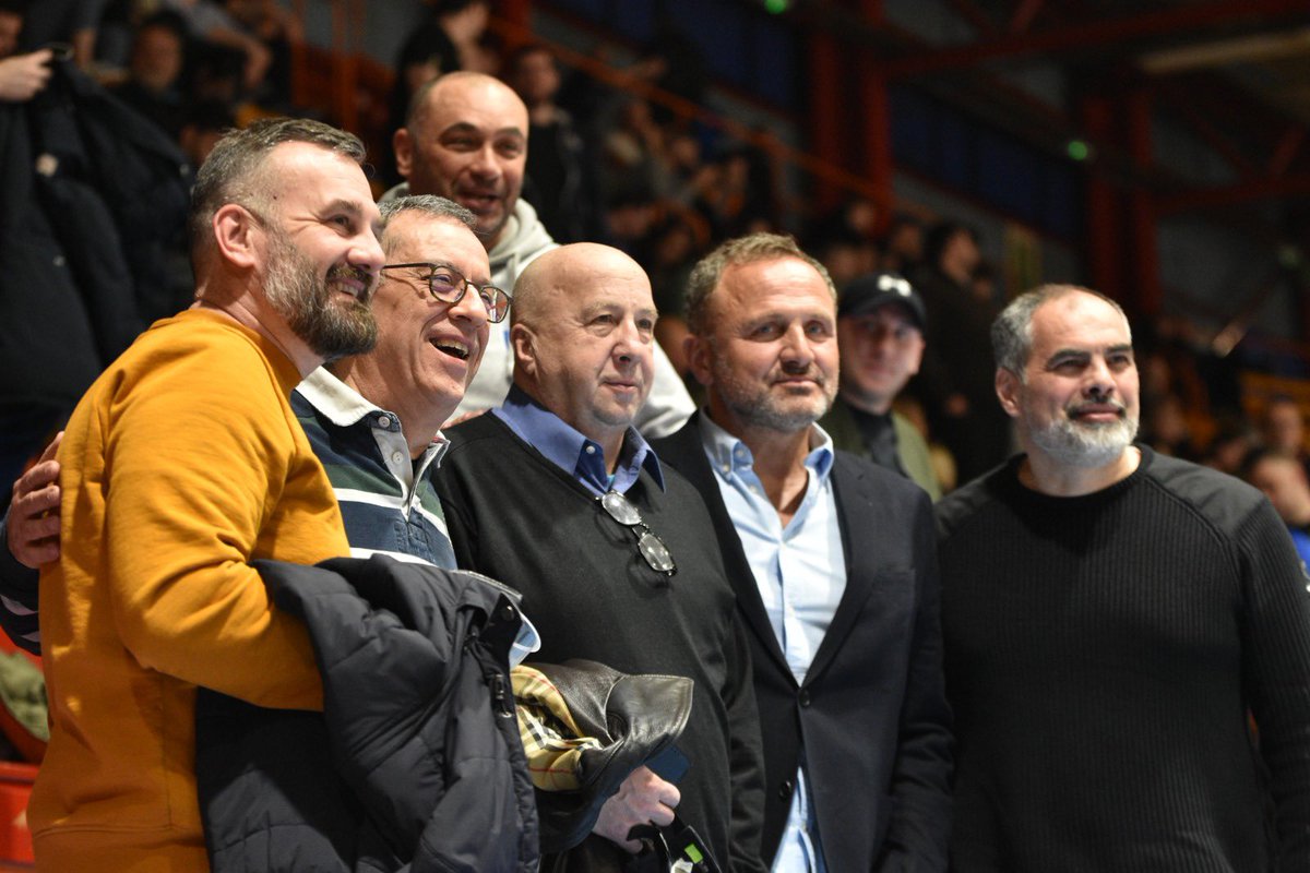 FutsalDinamo's tweet photo. 🔵 Na utakmici protiv Novog Vremena, Plavi su imali podršku Velimira Zajeca i kandidata liste Dinamovo proljeće 💪🏻

🔵 2. ožujka - Lista broj ✌🏻💙 https://t.co/sjIt34Tbmc