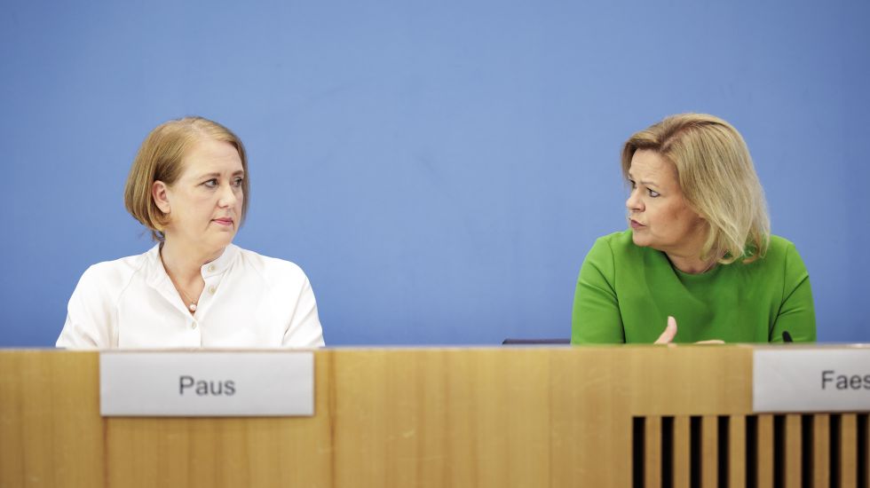 Faeser &amp; Paus

Feinde der Freiheit!

Grandioser Text von Ioma Mangold über den Plan der Regierung das Grundrecht auf Meinungsfreiheit zu beschränken.

epaper.zeit.de/article/00898a…