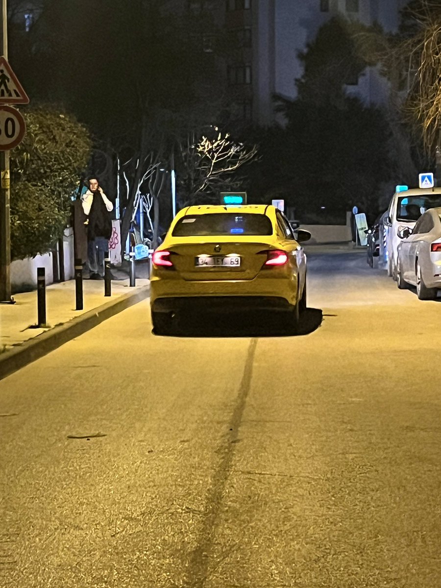 bitutam's tweet photo. Gece gece bana şehir turu attıran, tehdit eden, şikayet edeceğim dediğimde benim plakamı nasıl çekersin amk orospusu diyen bir adam bu şehirde taksicilik yapıyor.  34TEY69 plakalı araca dikkat edin. Komsum tesadüfen sokaktan geçmese araçtan inip beni dovecekti. @IBBcozummerkezi https://t.co/kKMmO6stfF