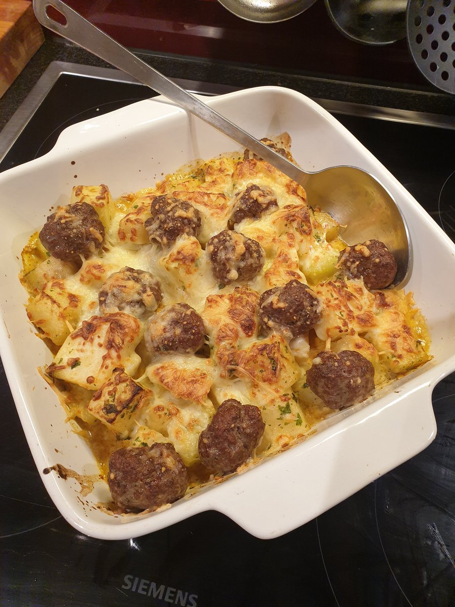 dfpwriter's tweet photo. Tonight's dinner: Gyros meatballs with kohlrabi in a paprika-cream sauce baked in the oven with a gouda crust. #food #foodie #healthyfood #cooking #cookinglight. https://t.co/Y2B68sNlxz